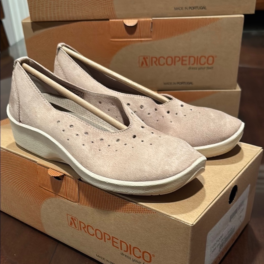 Arcopedico Ergonomic Beige shoes with Perforated Design - Picture 2 of 10